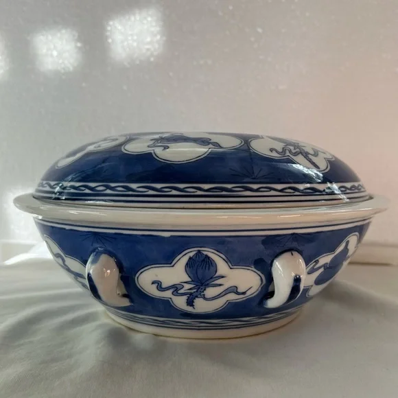 Vintage Antique Blue and White Chinese Ceramic Pot - Picture 3 of 6